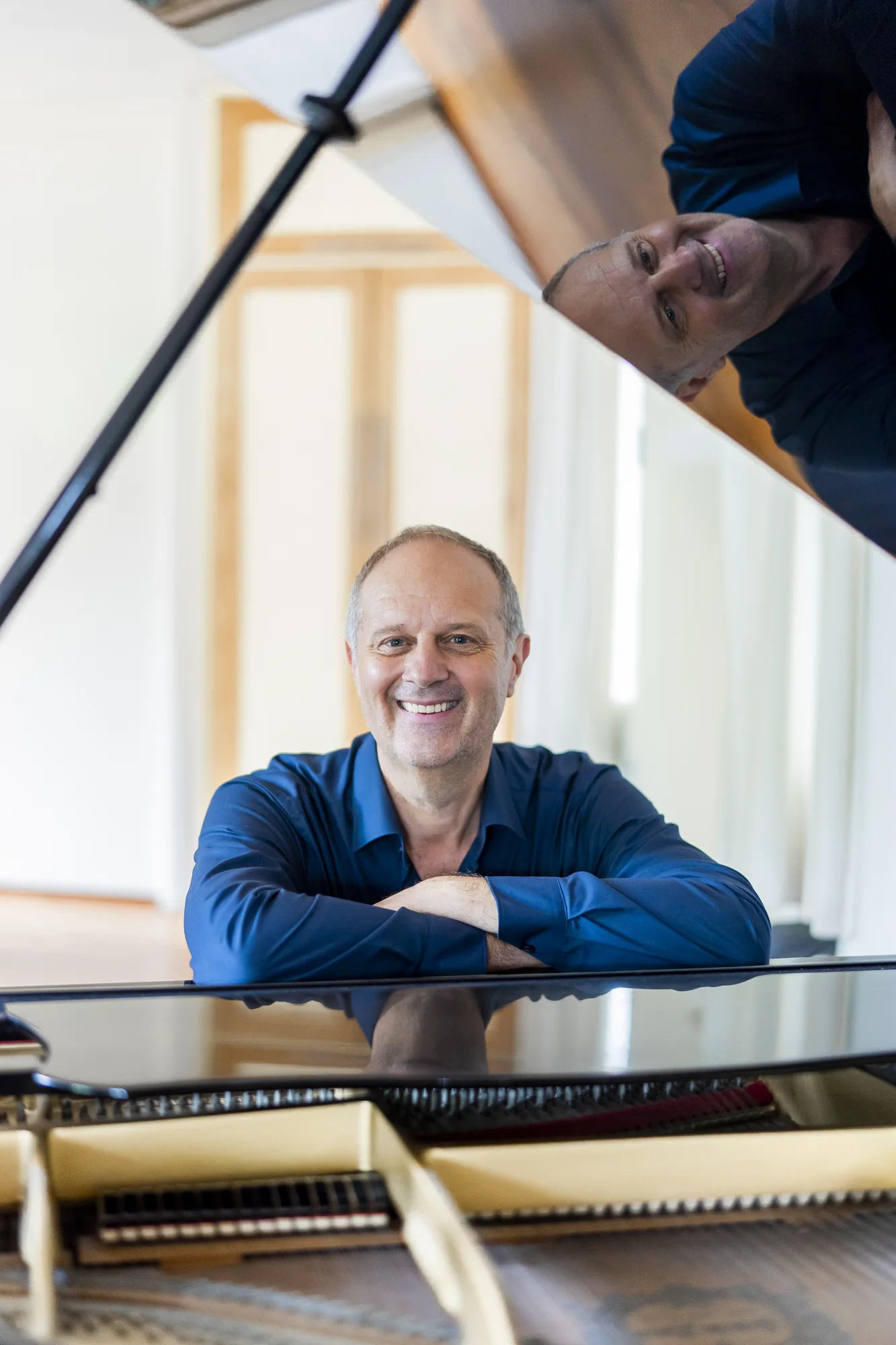 Gilbert den Broeder aan de piano